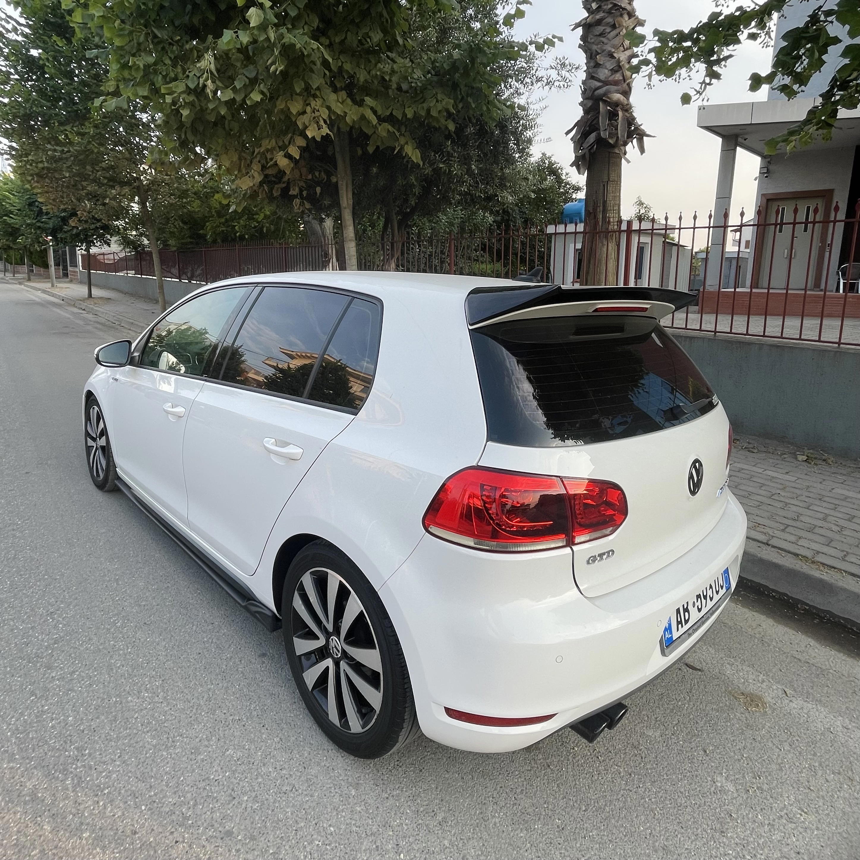 Volkswagen Golf - side view