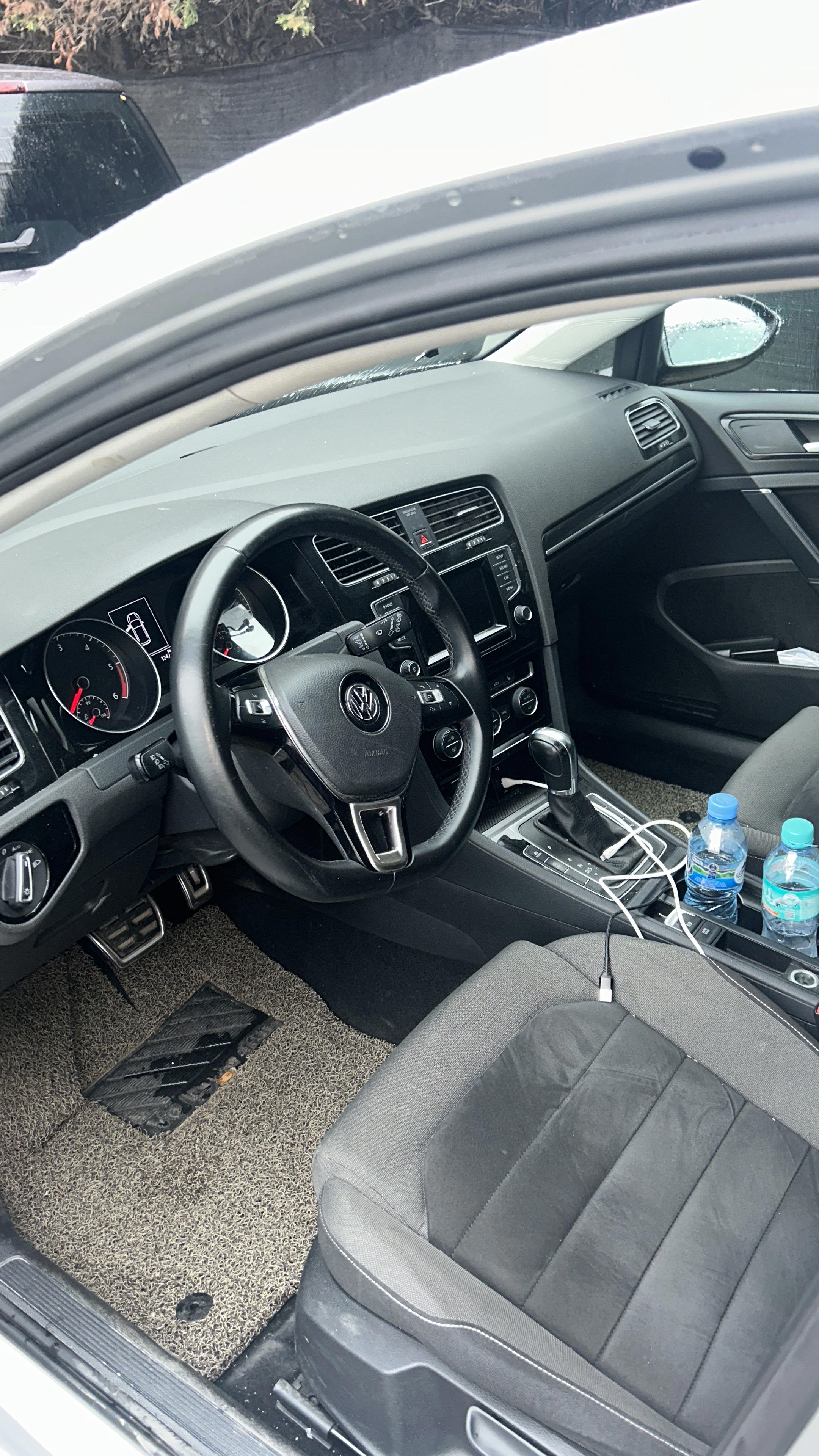 Volkswagen Golf - side view