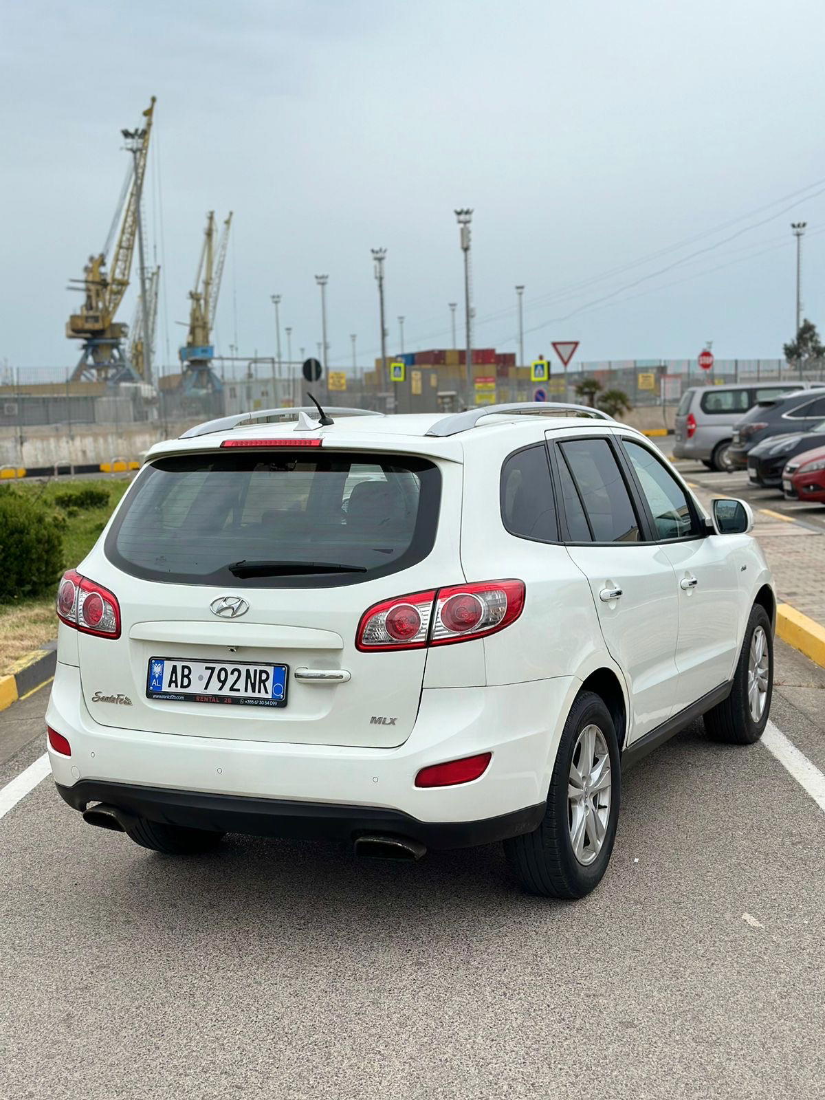 Hyundai Santa Fe - side view