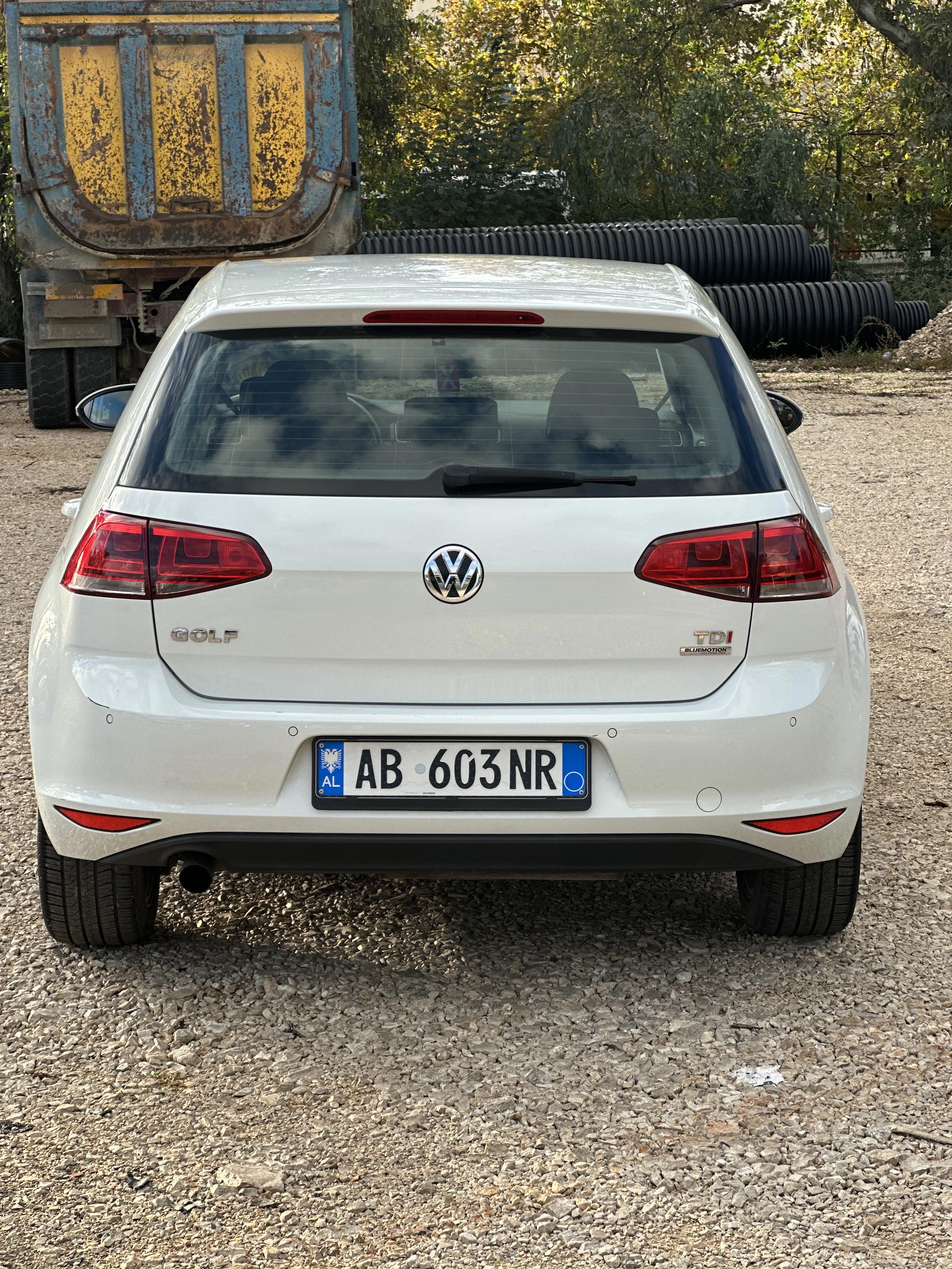Volkswagen Golf - side view