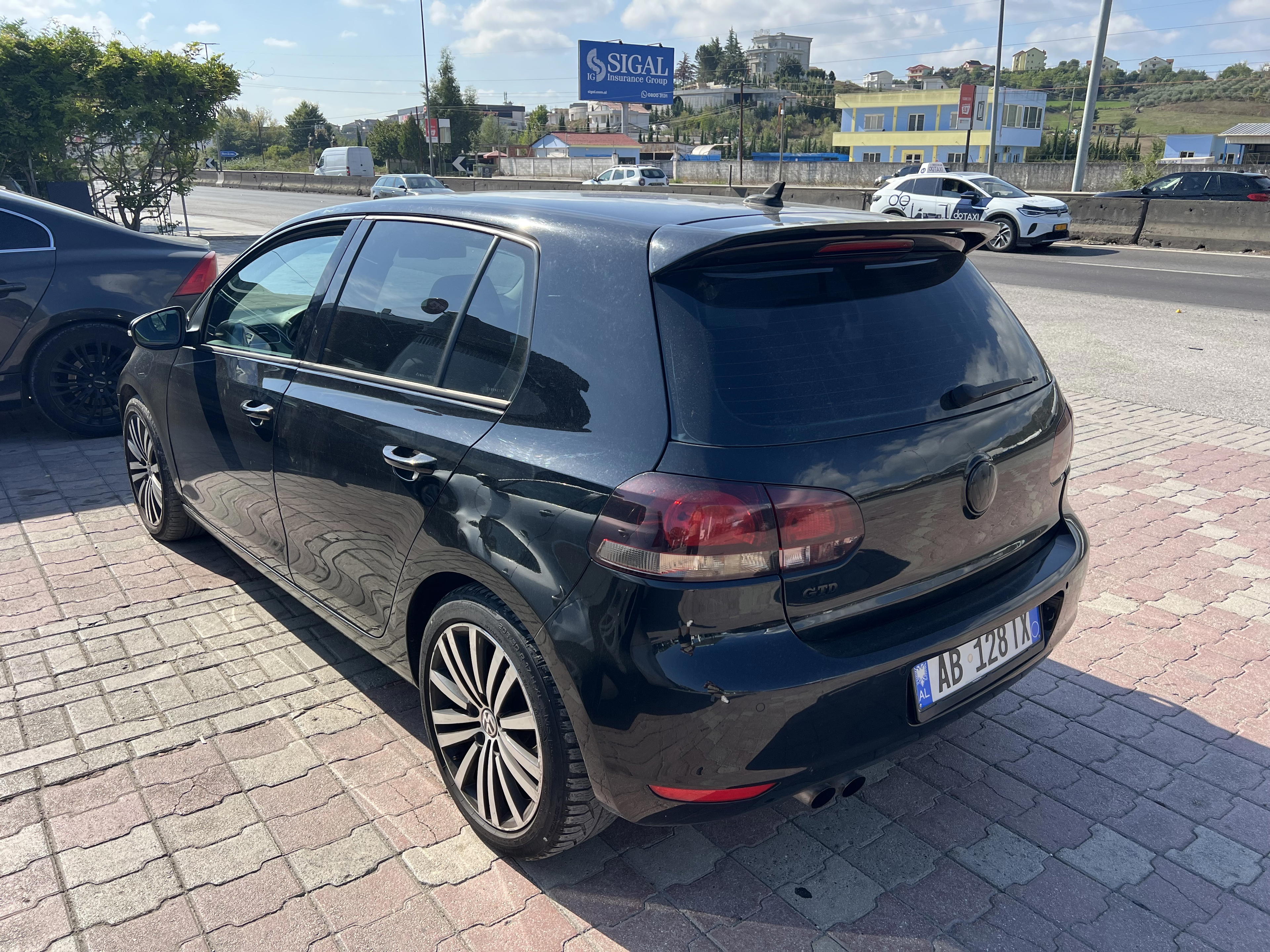 Volkswagen Golf - side view