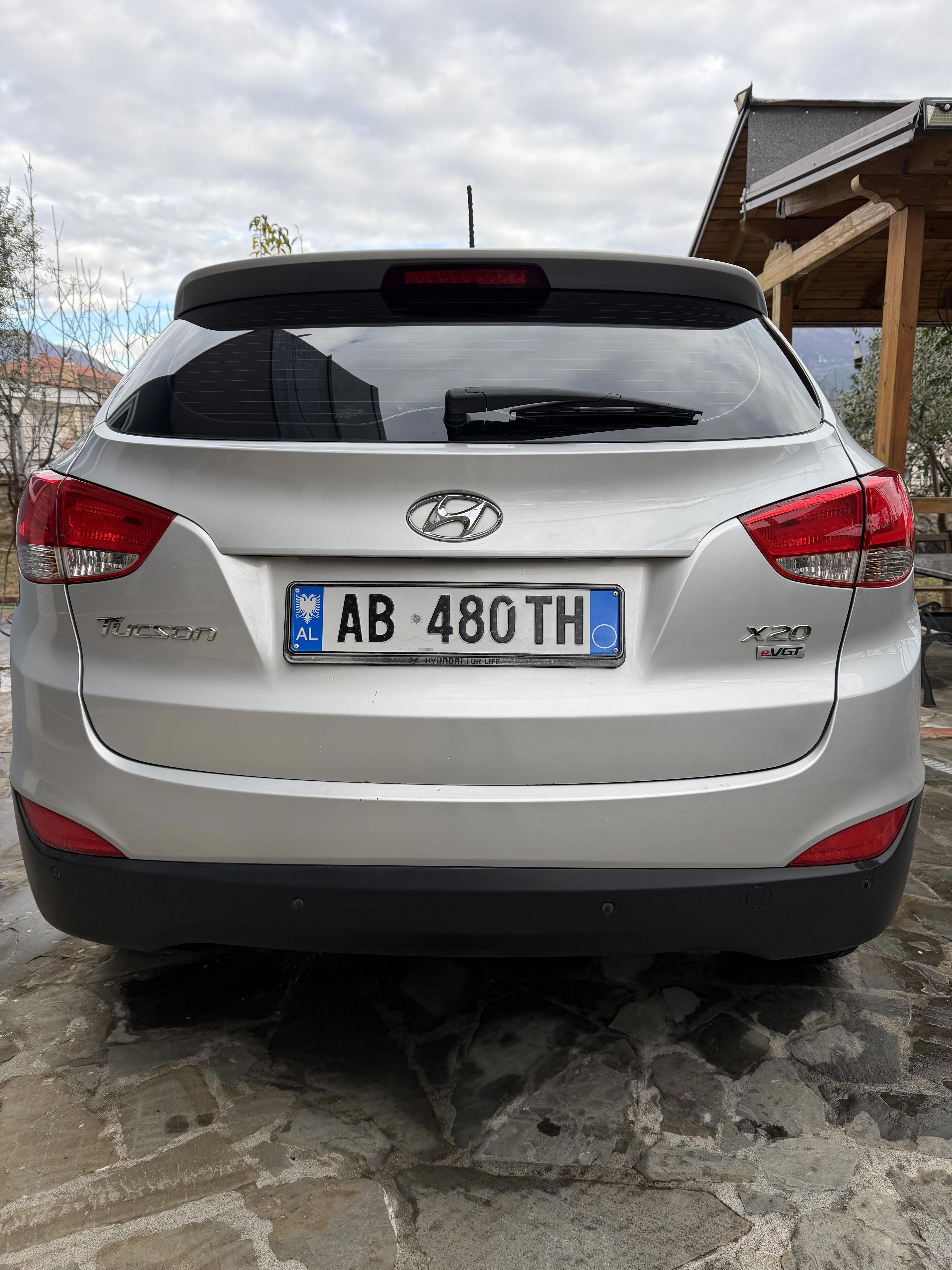 Hyundai Tucson - side view