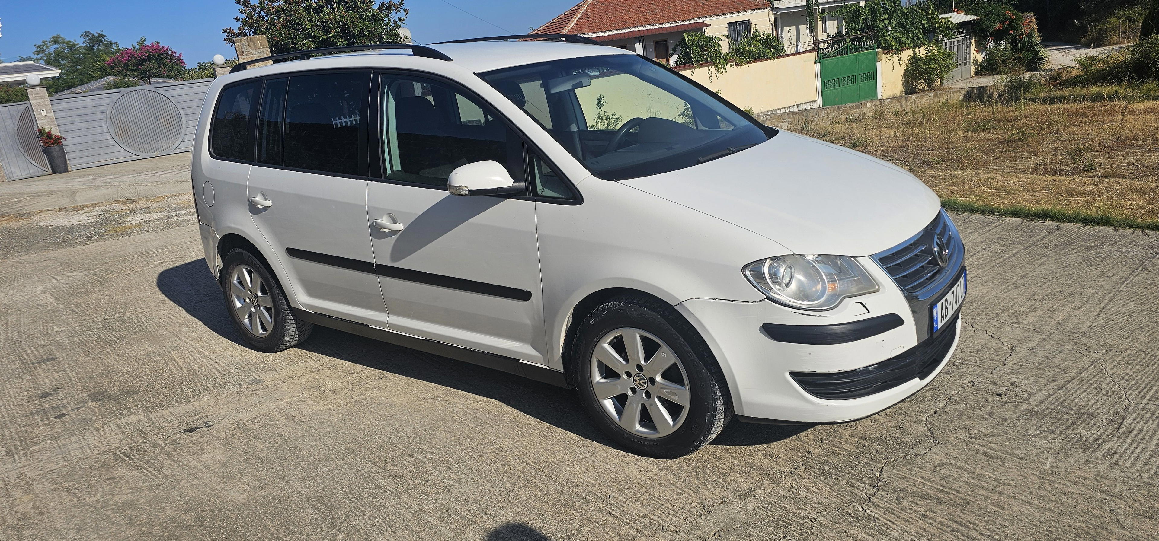 Volkswagen Touran - side view