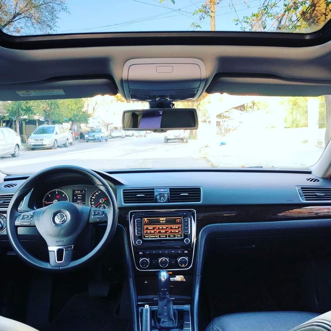 Volkswagen Passat - main photo