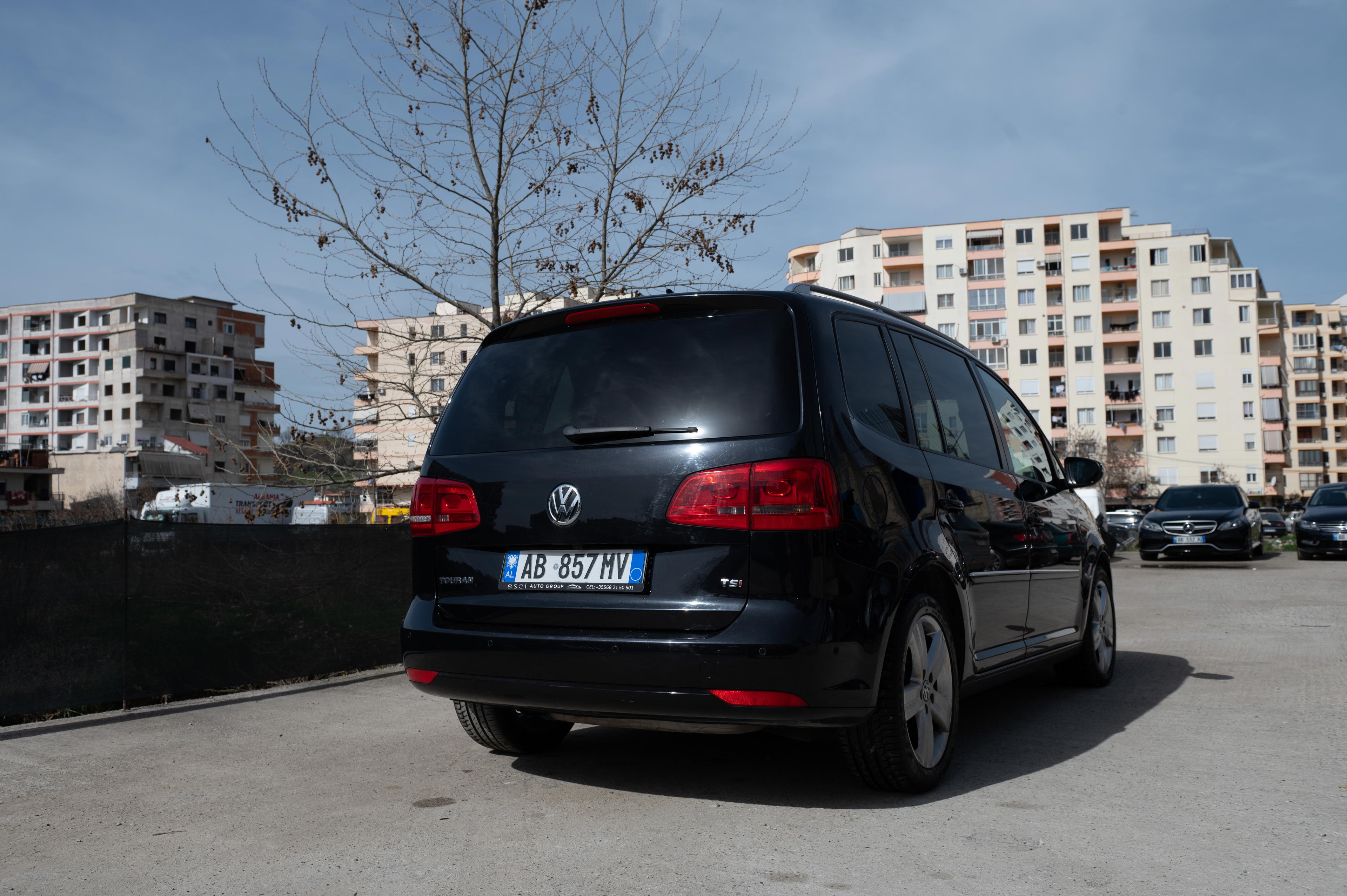 Volkswagen Touran - side view