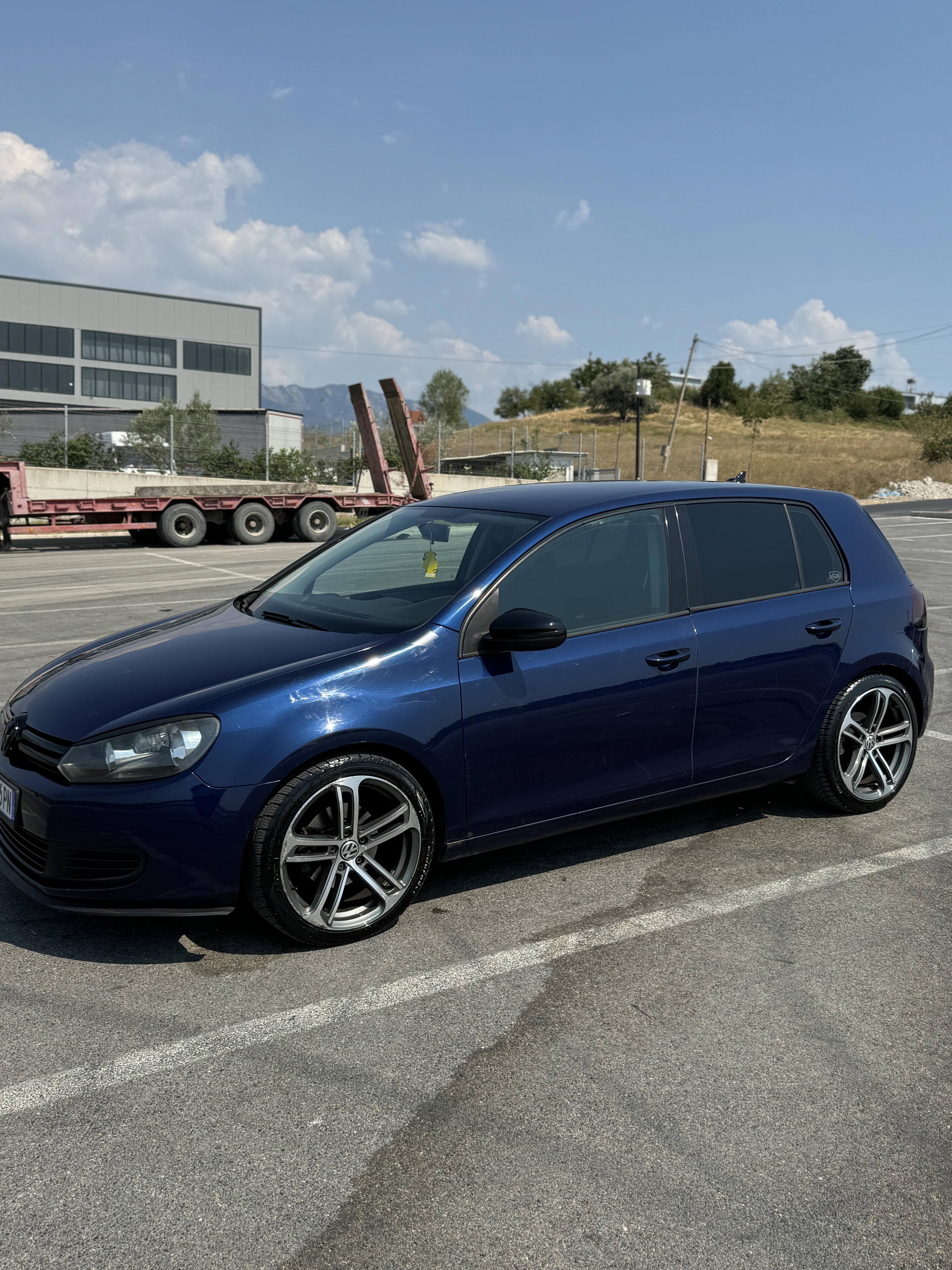 Volkswagen Golf - side view