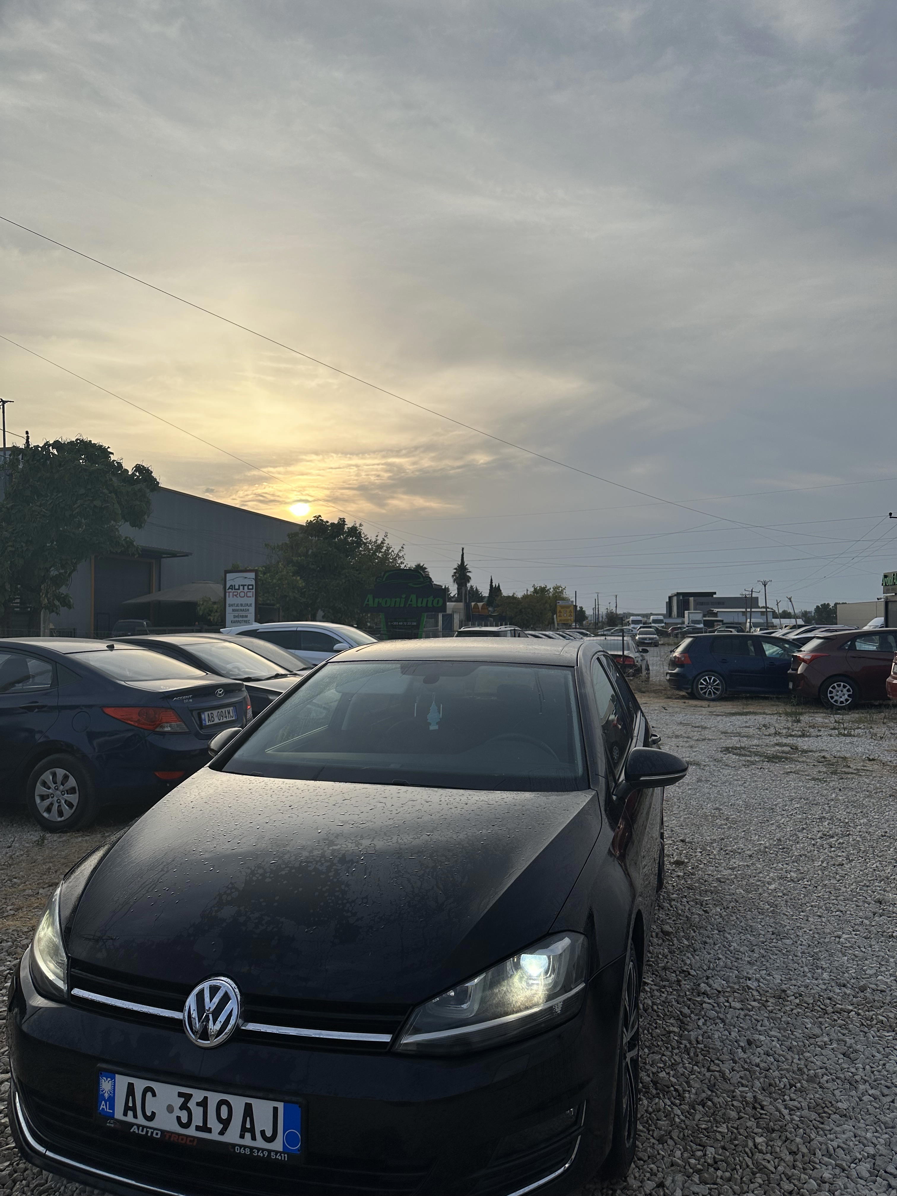Volkswagen Golf - side view