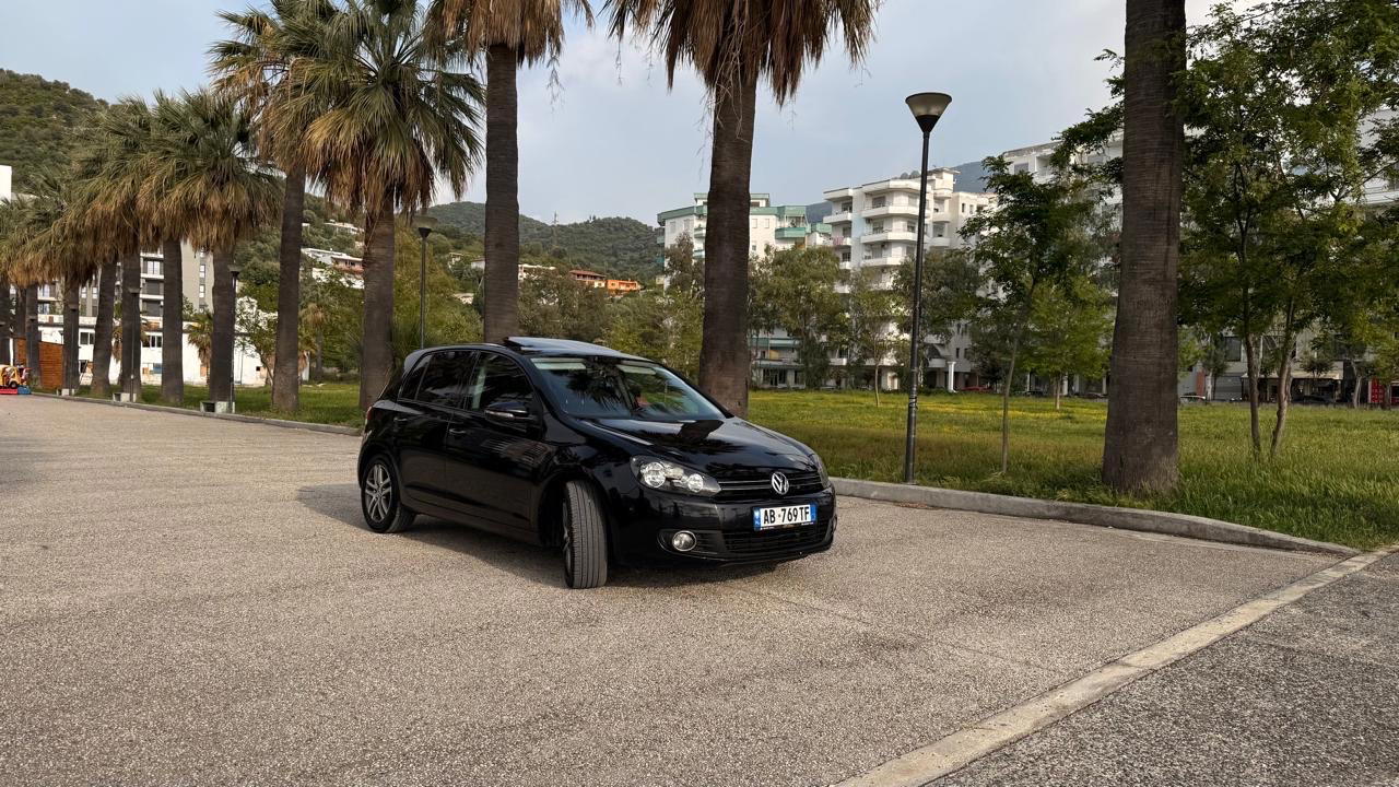 Volkswagen Golf - side view